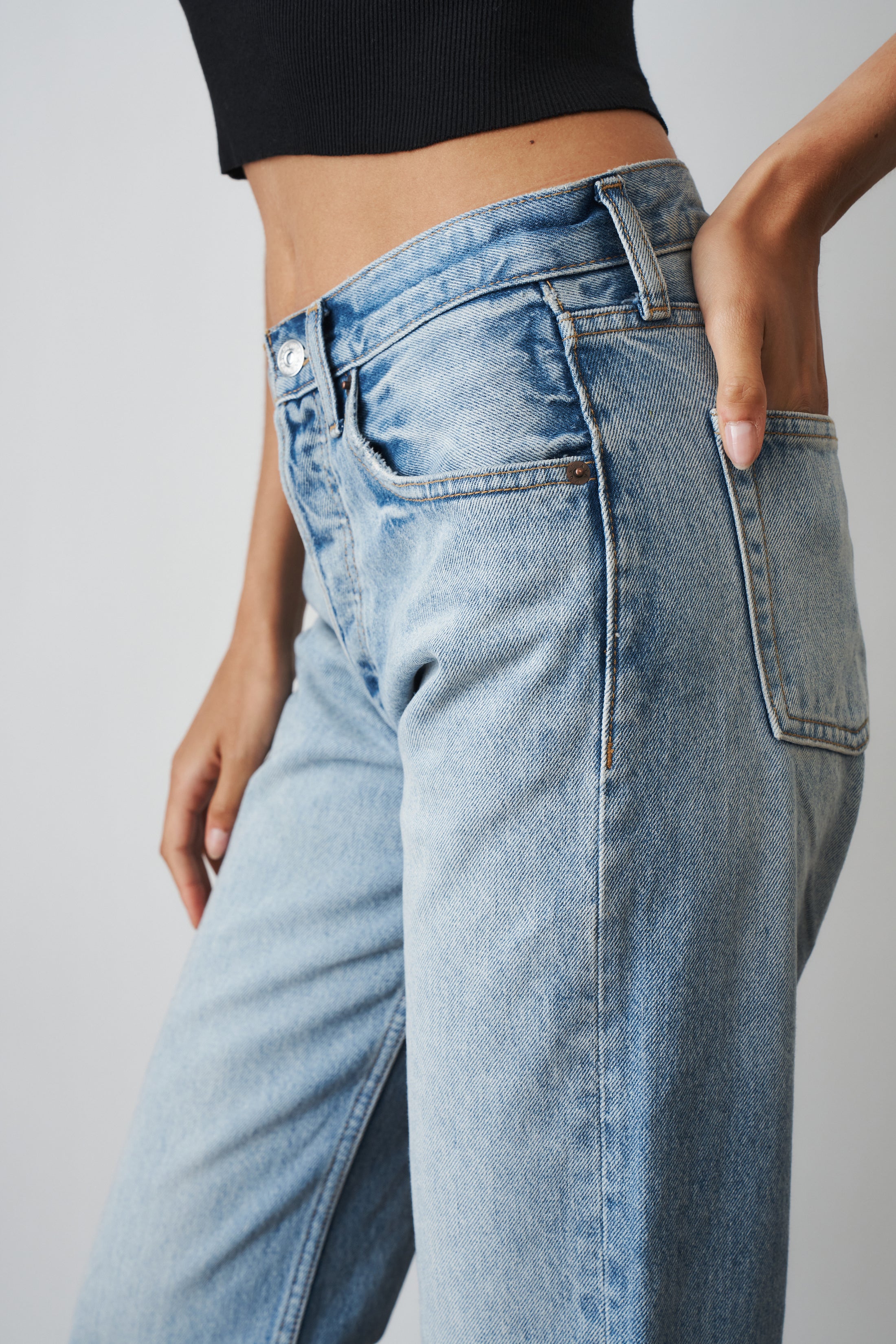 Aya Muse straight jeans, XS size, showcasing classic denim pants with a fitted style and clean design.