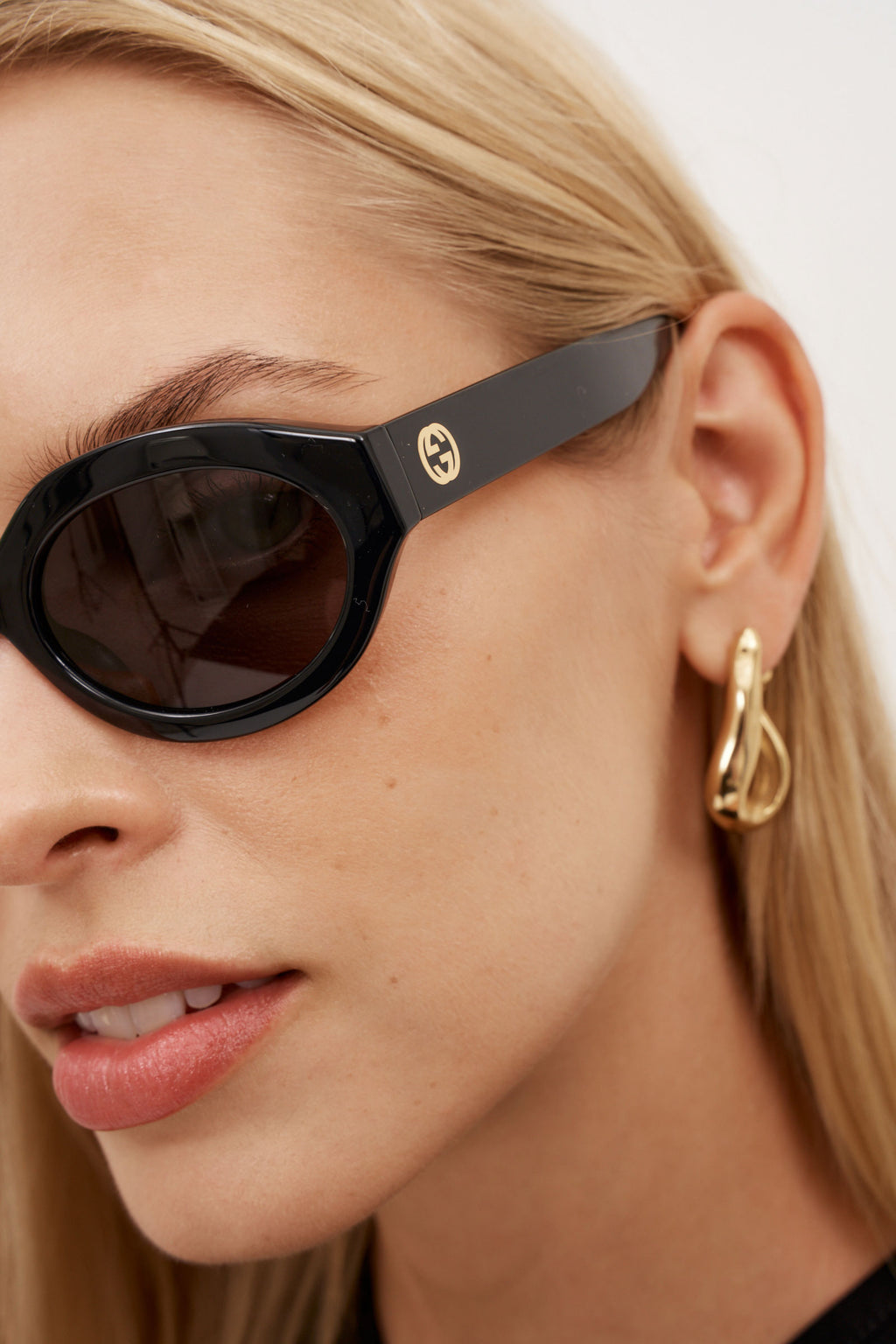 Minimal Almond Black Sunglasses