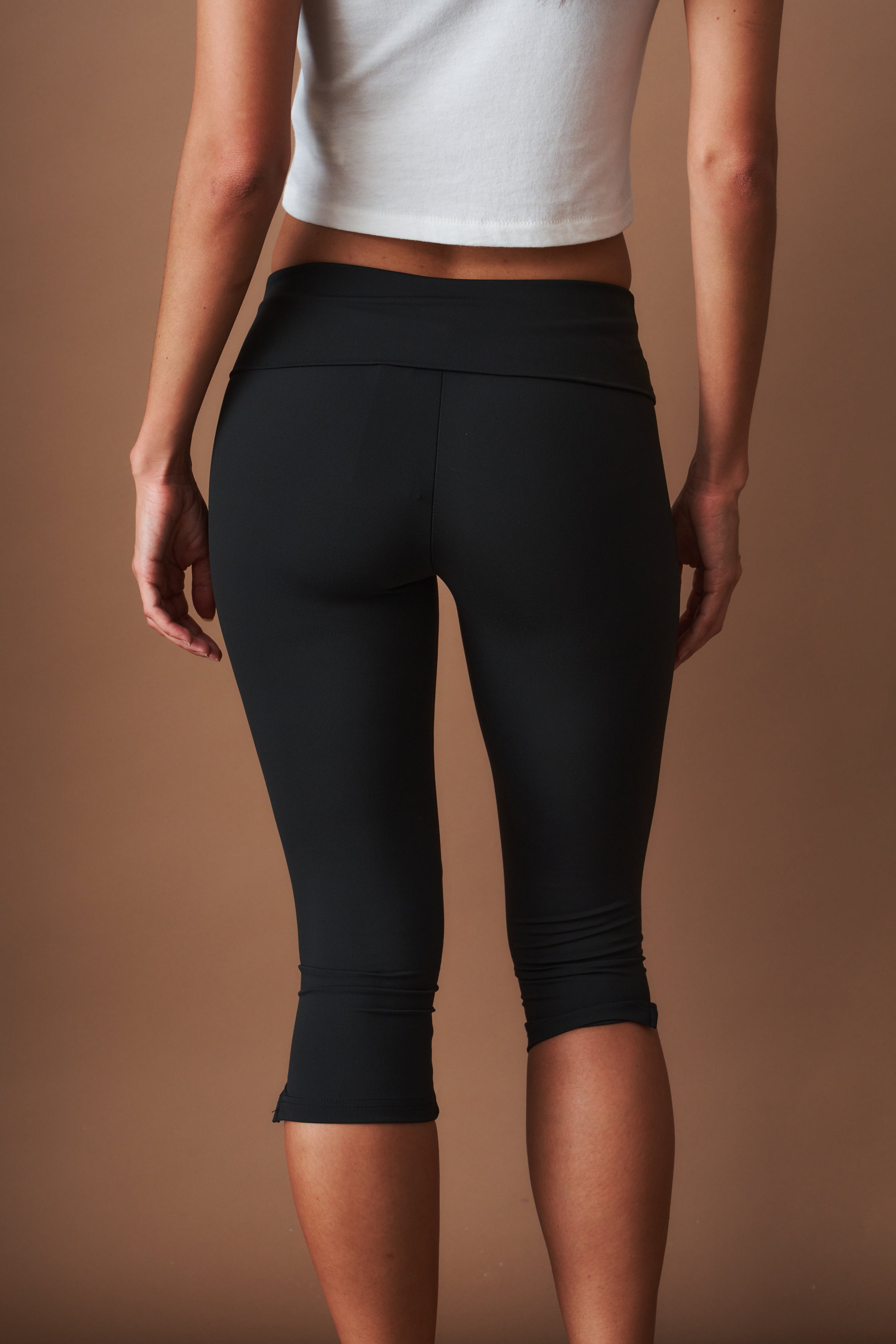 Izetta Capri Pants Black - DÉSORDRE