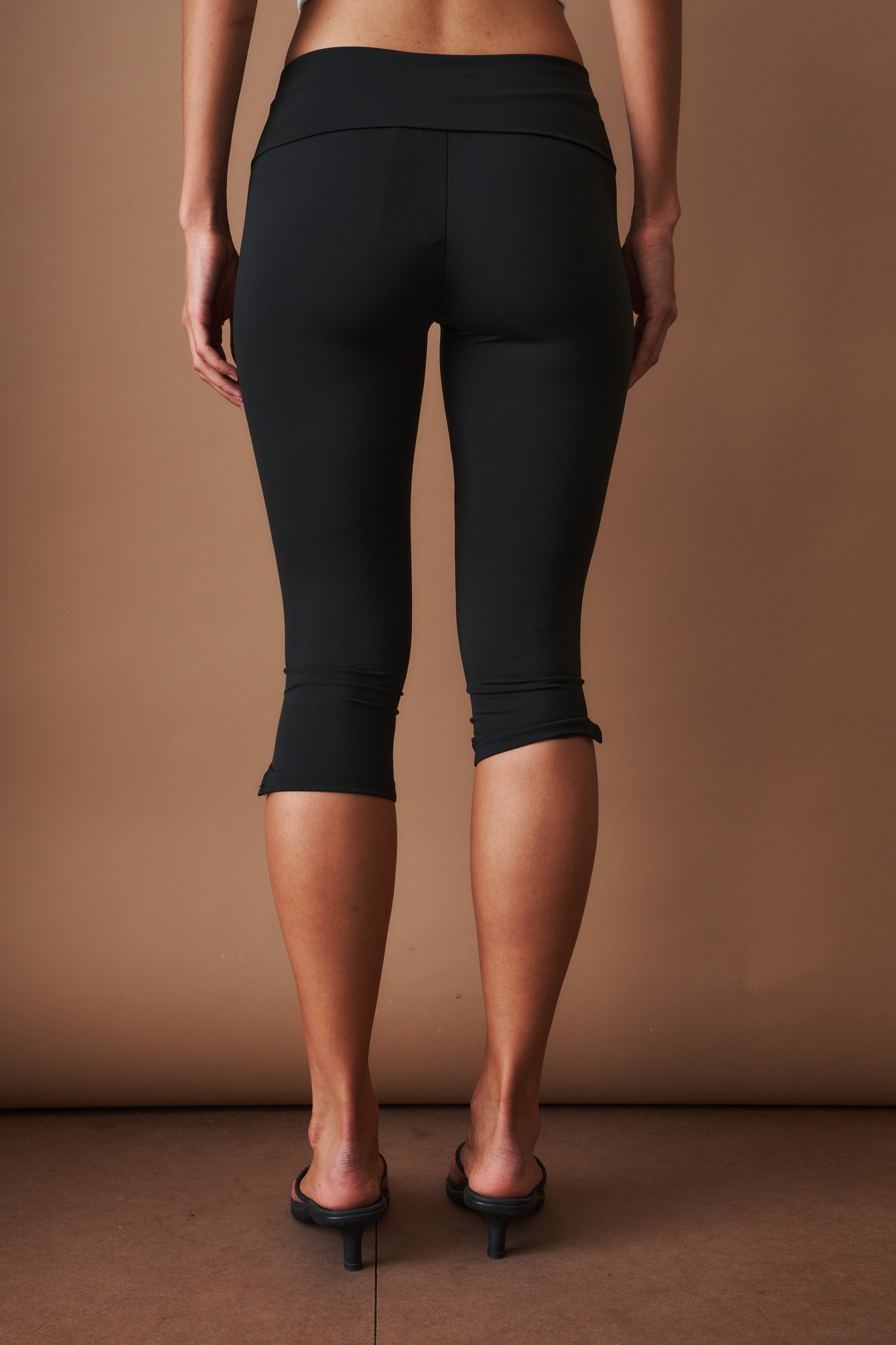 Izetta Capri Pants Black - DÉSORDRE